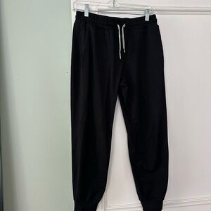 Vuori Performance joggers in GUC in black!